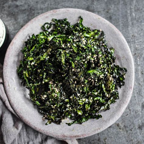 This is a quick and tasty approach to cavolo nero (or black kale), and tastes just like the crispy seaweed you would find on the menu in a Chinese restaurant or takeaway. Serve as a snack with an ice-cold beer, or as a side to an Asian feast. The sesame seeds are a really nice finishing touch. You could also try adding a little finely chopped fresh chilli too, if you fancy. Seaweed Recipe, Vegetarian Pasta Sauce, Asian Feast, Penne Recipes, Crispy Seaweed, Easy Pasta Sauce, 500 Calorie, Recipe List, Lectin Free