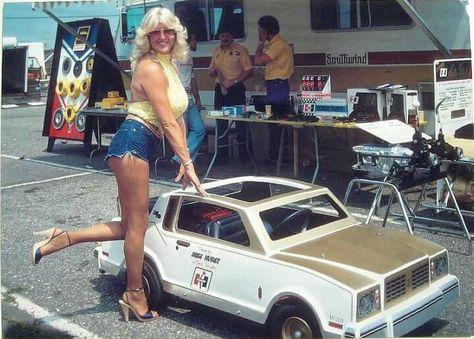 Linda Vaughn Car Show Girls, Linda Vaughn, Hurst Shifter, Girly Car, Racing Girl, Drag Racing Cars, Grid Girls, Pedal Cars, Car Girl