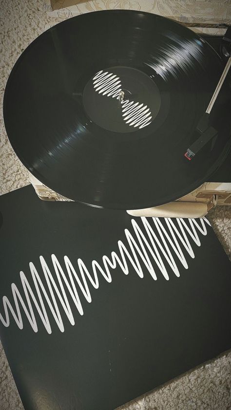 Artic Monkeys Vinyl Record, Am Record, Arctic Monkeys Vinyl Record, Vinyl Aesthetic Bedroom, Am Aesthetic Arctic Monkeys, Neighborhood Aesthetic Band, Saanvi Core, Soft Grunge Wallpaper, Arctic Monkeys 2013