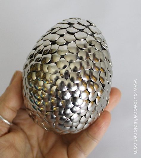 AMAZING dragon egg tutorial! Can't believe what she used to make the scales - ingenius. Dragon Eggs Tutorial, Diy Dragon, Make A Dragon, Dragon Halloween, Dragon Stuff, Dragon Eggs, Egg Crafts, Cosplay Tutorial, Dragon Egg