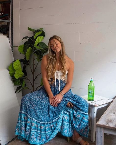 Boho Inspo Outfit, Italy Aesthetic Clothes, Boho Outfits School, Mama Mia Themed Outfits, Boho Long Skirt Outfit, Mama Mia Style, Modern Hippie Outfits, Long Summer Skirts, Summer Long Skirt