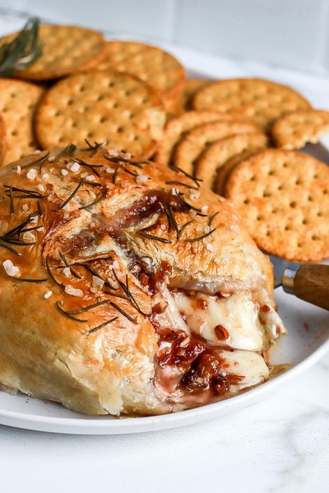 close up view of air fryer baked brie with crackers in background Baked Brie Recipes, Brie Recipes, Cranberry Cheese, Brie Cheese, Banana Cream Pie, Gooey Cheese, Baked Brie, Pastry Sheets, Puff Pastry Recipes