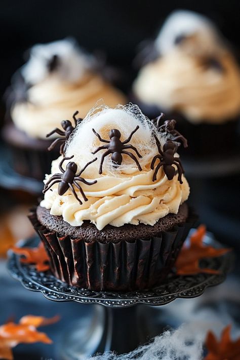 21 Spooky Halloween Cupcake Decoration Ideas: Creative Ideas for Your Haunted Dessert Table - Emma's Cake Studio Creepy Cupcakes Scary Halloween, Halloween Scary Cupcakes, Halloween Cupcake Display, Easy Halloween Cupcakes Ideas, Fancy Halloween Cupcakes, Horror Movie Cupcakes, Halloween Cakes And Cupcakes, Halloween Desserts Cupcakes, Horror Cupcakes