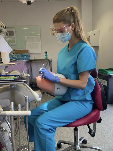 Dentist Girl Aesthetic, Female Dentist Aesthetic, Dentistry Aesthetic, Dentist Scrubs, Alto Voice, Hospital Scrubs, Female Dentist, Minions Humor, Dentist Clinic