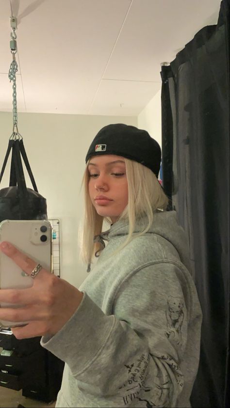 Iphone saga stq hoodie outfit fashion keps cap girl with cap blond hair light blond hair hairstyle nosering nosepiercing instagram story Women Caps Outfit, Hoodie And Cap Outfit, Fitted Cap Outfit Women, Girls With Caps Outfits, Fitted Caps Outfit, Cap Girl Style, New Era Cap Outfit Woman, Girl With Cap Aesthetic, Outfits With Caps For Women