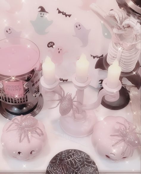 Halloween Room Decor Pink, Pastel Halloween Bedroom, Pastel Halloween Decorations Diy, Pink Halloween Centerpieces, Girlie Halloween Decor, Halloween Pastel Decor, Pink Halloween Aesthetic Decor, Kawaii Halloween Decor, Pink Halloween Treats