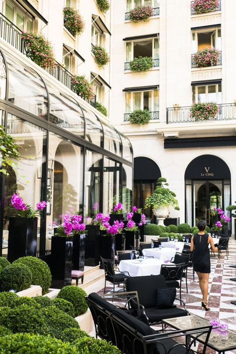 Boutique Hotels, Hotel Exterior, Hotel Inspiration, Hotel Boutique, Patio Interior, Four Seasons Hotel, Paris Hotels, Green Rooms, Hotel Lobby