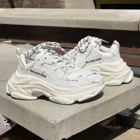 DE RODE LOPER SCHOENEN on Instagram: “#BALENCIAGA ALLOVER LOGO #TRIPLES SNEAKER €795 #WOMEN #FW20  For more Balenciaga https://www.derodeloper.com/dames/balenciaga  #stylegram…” Boots Converse, Fashion Paris, Balenciaga Triple S, Trainers Women, Mens Trainers, Sneaker Head, Wedding Sneaker, Paris France, Wedding Shoe