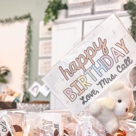 Target Teachers on Instagram: "🧸How adorable is this birthday buddy idea from @mrscallscampers!? If your love language is gift giving this is such a great idea for next year! It turns out to be .60cents per kid! #classroomideas #birthdaydecor #classroominspiration" Birthday Gifts To Students From Teachers, Students Birthday Gifts From Teacher, Birthday Buddies Classroom, Birthday Gift For Students, Student Birthday Gifts From Teacher, Birthday Gifts For Students, Birthday Buddies, Preschool Birthday, Student Birthday Gifts