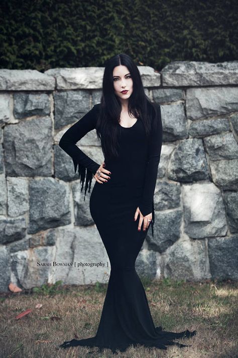 Ideas & Accessories for your DIY Morticia Addams Halloween Costume Idea Mortician Addams Costume, Morticia Addams Costume Diy, Diy Morticia Addams Costume, Mortician Addams, Morticia Addams Dress, Morticia Addams Costume, Diy Fantasia, Addams Dress, Addams Family Costumes