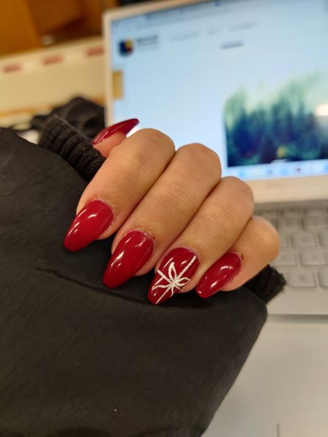 Simple Christmas Naildesign, Simple Christmas Acrylics, Red Christmas Nails With Bow, Red Nails Acrylic Christmas, Solid Color Christmas Nails, Christmas Coffin Acrylic Nails, Red Christmas Nails Coffin, Red Nails With Snowflake, Red Christmas Nails Almond