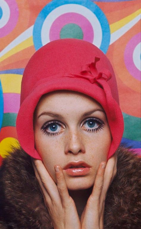 60s Hats Women, 60s Poses, Twiggy Photoshoot, Twiggy Aesthetic, 60s Portrait, 1960s Culture, 1960s Photoshoot, Sixties Aesthetic, 60s Editorial