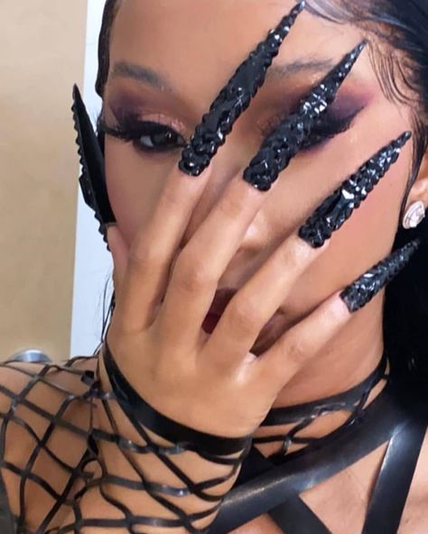 111 Likes, 7 Comments - CARDI B FANPAGE (@cardibviral) on Instagram: “Cardi’s nails done by @nailson7th for the “Wap” music video  @paluseigho . .  #cardibfans #WAP…” Cardi B Nails, White Manicure, Celebrity Nails, Nail Drawing, 28th Birthday, Long Nail Designs, Nails Now, Acrylic Nails Coffin Pink, Black Nail Designs