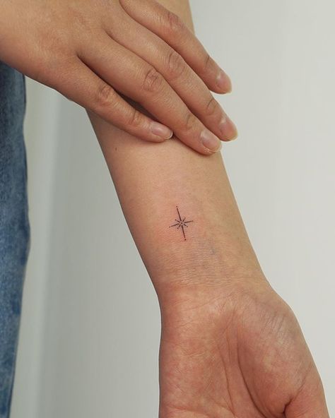 Dreamer Tattoo, Small Compass Tattoo, Paper Plane Tattoo, Simple Compass Tattoo, Tattoos Ideas For Women, Tiny Butterfly Tattoo, Sagittarius Tattoo Designs, Plane Tattoo, Bum Tattoo