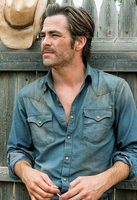 Chris Pine Hair, Chris Pine Style, Older Mens Long Hairstyles, Cowboy Outfit For Men, Hell Or High Water, Denim Outfit Men, Cowboy Outfit, Mens Hairstyles Medium, Men's Long Hairstyles