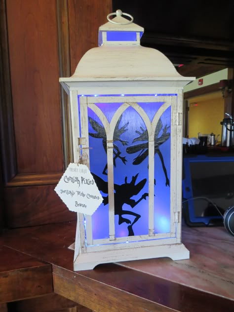 Saw this idea with a mason jar but thought this lantern took it to the next level. Harry Potter Cornish Pixies Lantern Diy Harry Potter Decor, Harry Potter Birthday Decorations, Harry Potter Weihnachten, Baby Harry Potter, Harry Potter Motto Party, Mason Jar Fairy Lights, Harry Potter Christmas Decorations, Harry Potter Halloween Party, Party Harry Potter