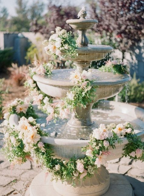 Wedding Fountain, Centerpieces Wedding, Water Fountain, Dream Garden, Garden Wedding, Garden Inspiration, Secret Garden, Beautiful Gardens, Garden Party