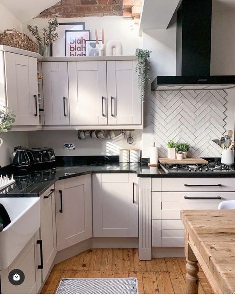 White Kitchen Black Worktop, Scandi Kitchen Ideas, Kitchen Upcycle, White Cabinets Black Countertops, Taupe Kitchen, Budget Kitchen Makeover, Scandi Kitchen, Cool Beans, Off White Kitchens