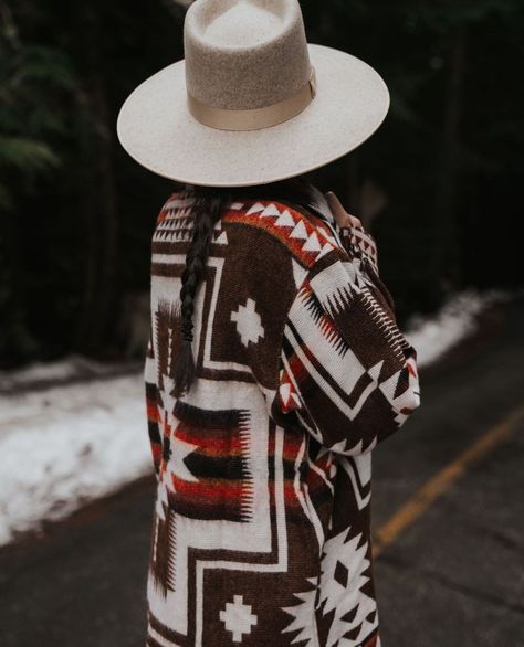 Our jackets, meticulously handcrafted by skilled indigenous artisans in Ecuador, are made from the same textiles as our cozy blankets. The blend of artistry and with quality, soft materials ensure that these jackets are a versatile and lightweight addition to your wardrobe, suitable for all seasons. Transitional Jacket, Aztec Jacket, Blanket Jacket, Look Put Together, Unisex Jacket, Cozy Blankets, Ethnic Fashion, Gray Jacket, Summer Nights