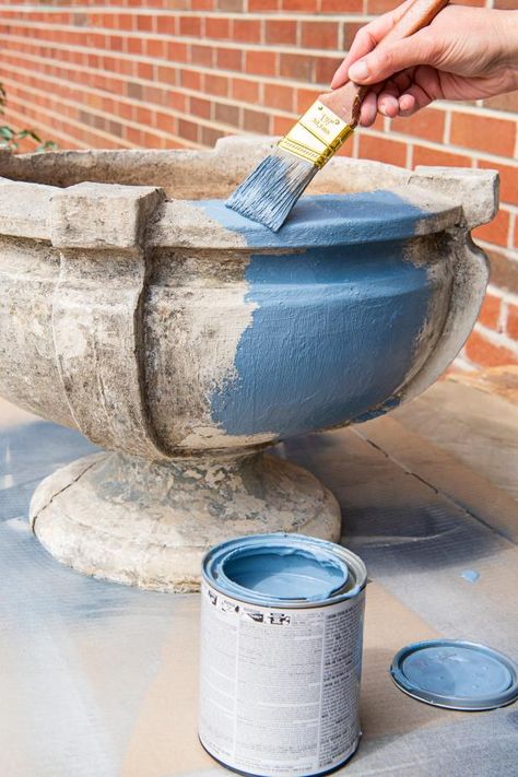 Painting Outdoor Pots Planters, Painting Concrete Pots, Concrete Planters Front Porch, Spray Paint Concrete Planters, How To Paint Concrete Planters, Painted Concrete Planters, Concrete Urn Planter Ideas, Painting Cement Planters, Painted Garden Pots Outdoor Planters