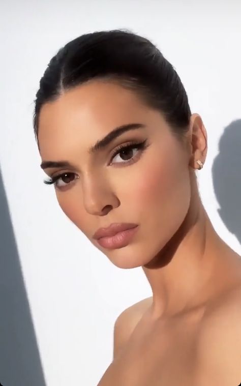 Kendall Jenner Glam, Kendall Jenner Makeup Looks, Maquillage Kylie Jenner, Make Up Diy, Kendall Jenner Makeup, Mekap Mata, Foundation Routine, Jenner Makeup, Makeup Tip