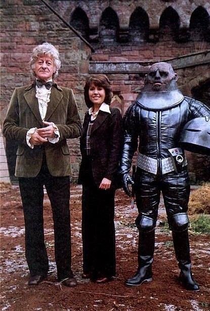 Jon Pertwee and Elisabeth Sladen with Linx the Sontaran in The Time Warrior (1973) Sarah Jane Smith, Jon Pertwee, Doctor Who Companions, Classic Doctor Who, Time Travelers, Second Doctor, Jane Smith, 13th Doctor, Sarah Jane