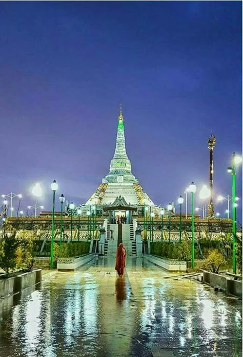 Pagoda made ultimately by emerald stones. Mandalay Pagoda, Myanmar Photo, Mouth Anime Aesthetic, Amarapura, Feeling Photos, Love Feeling Photos, Mandalay Myanmar, Scary Photos, Haha Photos