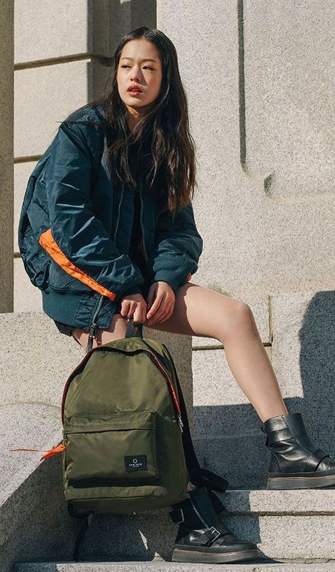 Outdoor Bag Photography, Bagpack Outfit Style, Sport Street Style, Photo Backpack, Backpack Photography, Urban Bags, Senior Portraits Girl, Urban Fashion Photography, Accessories Essentials