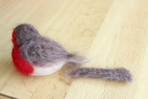 Easy Needle Felting, Felt Robin, Needle Felting Tutorial, Needle Felting Diy, Needle Felted Christmas, Felted Wool Crafts, Wool Needle Felting, Cat Ball, Needle Felting Tutorials