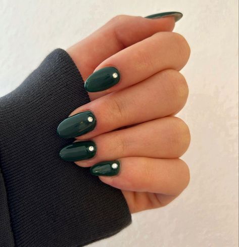 Short Green Nails With Rhinestones, Dark Green Wedding Nails For Bride, Deep Green Nails Acrylic, Dark Green Nails With Gems, Dark Nails With Gems, Green Nails With Diamonds, Green Diamond Nails, Deep Green Nails Designs, Green Nails With Gems