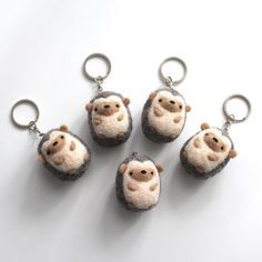 Needle Felted Hedgeh Felted Keychains, Hedgehog Keychain, Joululahjat Diy, Felted Hedgehog, Felt Keychain, Needle Felted Cat, Needle Felting Diy, Needle Felting Tutorials, Needle Felting Kits