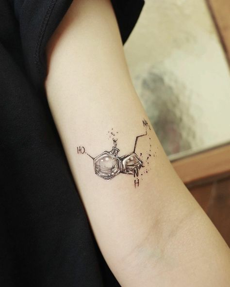 101 Best Serotonin Tattoo Ideas You Have To See To Believe! 16 Outsons Molecule Tattoo Ideas, Caffeine Molecule Tattoo, Chemical Structure Tattoo, Serotonin Molecule Tattoo, Chemical Tattoo, Dopamine Tattoo, Atom Tattoo, Serotonin Tattoo, Chemistry Tattoo