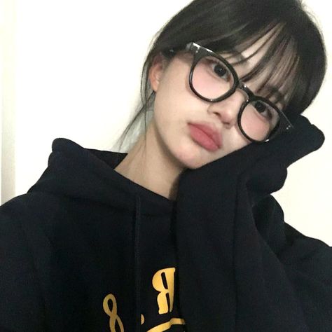 Ulzzang Glasses, Bangs And Glasses, People With Glasses, Cute Glasses Frames, Glasses Inspiration, Glasses Makeup, Girls With Black Hair, Hairstyles For Layered Hair, Cute Glasses