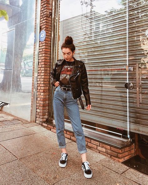 Mama Jeans, Jeans And Vans, Mom Jeans Outfit, Outfit Chic, Leather Jacket Outfits, Outfit Jeans, Winter Trends, Mode Inspo, Outfits Casual