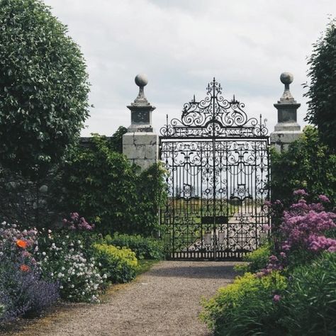 Ciel Black Butler, Dunrobin Castle, Driveway Entrance Landscaping, Victorian Castle, Old Gates, Modern Castle, Castle Gate, Driveway Entrance, Entrance Gates Design