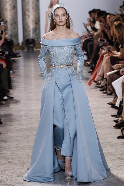 Fairy tale vibes from the Spring 2017 Elie Saab couture collection. Elie Saab Haute Couture, Ellie Saab, Fest Outfits, Elie Saab Spring, Elie Saab Couture, Collection Couture, Afrikaanse Mode, 파티 드레스, Blue Gown