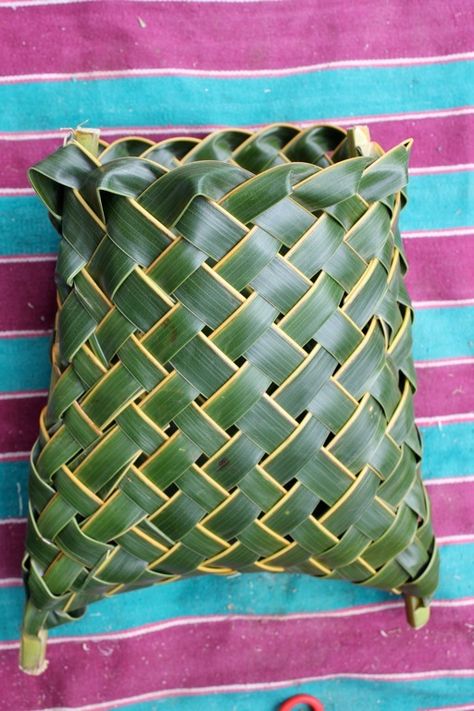 Coconut Palm Weaving {dilly bag, fruit bowl, taro basket} | RosaLindenTree Palm Leaf Weaving, Leaf Weaving, Palm Weaving, Palm Cross, Palm Leaf Baskets, Palm Baskets, Palm Frond Art, Flax Weaving, Coconut Leaves