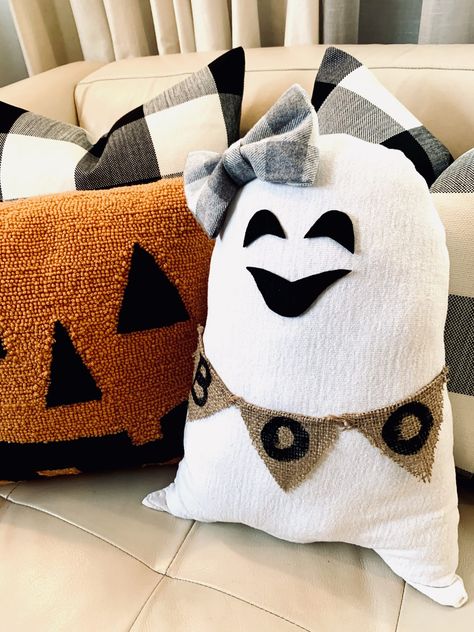 DIY Halloween Ghost Pillow Craft, so much fun! - Life of Style Blog Diy Halloween Pillow, Diy Throw Pillow Covers, Halloween Pillow Diy, Halloween Throw Pillows, Diy Pumpkin Pillow, Halloween Pillow, Ghost Pillow Pattern Free, Diy Halloween Pillows No Sew, Diy Ghost Pillow