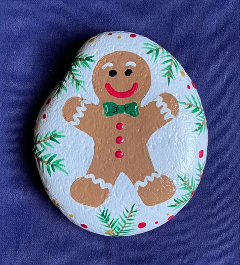 Gingerbread Man Rock Painting, Pebble Painting Christmas, Gingerbread Man Painting Ideas, Gingerbread Rock Painting, Painting Rocks Christmas Ideas, Rock Painting For Christmas, Christmas Rock Paintings, Painting Christmas Rocks, Xmas Rock Painting Ideas