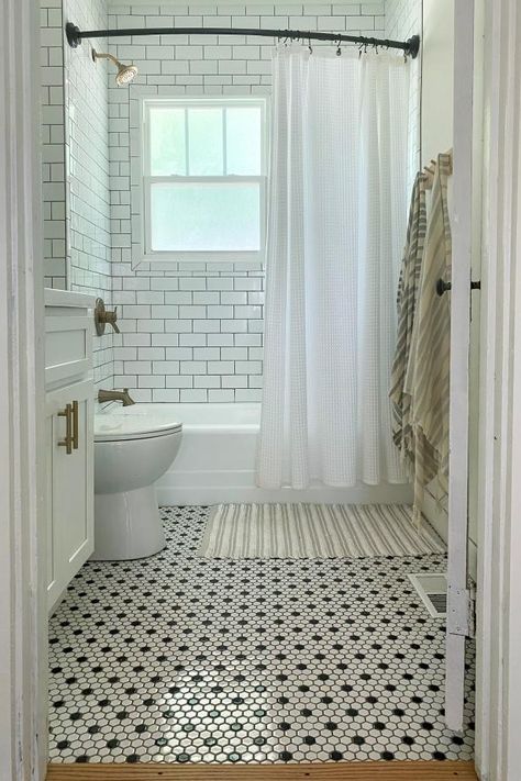 Old Bathrooms Vintage, 1925 House Renovation, Bathroom Flooring Ideas With White Vanity, Craftsman Style Bathroom Ideas, Black And White Tile Bathroom Vintage, Small Bathroom Bathtub, Small Vintage Bathroom, Edwardian Bathroom, 1950s Bathroom