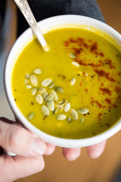 Warm up with this low in fat and high in nutrition bowl of goodness. Luxurious 7-Vegetable and “Cheese” Soup. Cooper Kitchen, Nutritional Yeast Recipes, Oh She Glows, Mason Jar Salad, Vegan Soup Recipes, Salad In A Jar, Cheese Soup, Healthy Vegetables, Nutritional Yeast