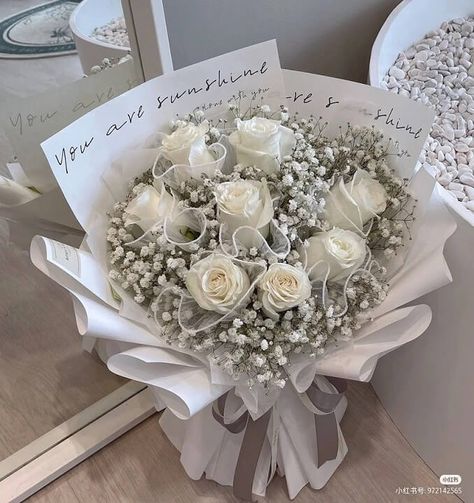 Modern Wedding Flowers Arrangements, Unique Bridal Bouquets, White Flower Bouquet, White Rose Bouquet, Luxury Flower Bouquets, Modern Wedding Flowers, Boquette Flowers, Flower Gift Ideas, Flowers Bouquet Gift