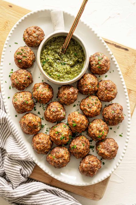 These healthy Baked Meatballs are packed with flavor, moisture, & sneaky nutrition thanks to fresh herbs, shredded carrot, and zucchini. Batch Cooking Freezer, Sneaky Veggies, Air Fryer Meatballs, Meatballs Dinner, Zucchini Meatballs, Thriving Home, Baked Meatballs, Freezable Meals, Prep Meals