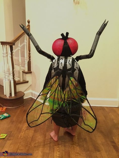 Simon: My 10 year-old daughter said she wanted to be Black Widow from The Avengers for Halloween, but I thought an actual black widow spider would be much more fun! I... Fly Costume Diy, Diy Bug Costume, Black Widow Diy, The Spider And The Fly, Carnaval Kids, Spider And The Fly, Fly Costume, Insect Costume, Homemade Costumes For Kids