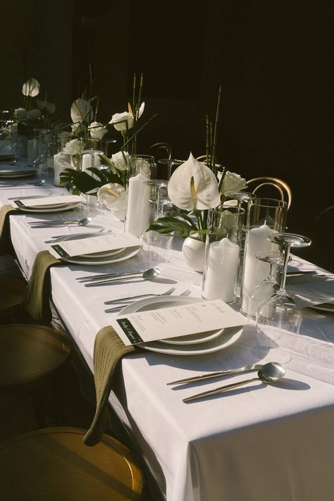 Inspiration for a Minimal, and Organic Wedding Tablescape | Palm Springs Private Estate Wedding | Elevate your tablescape with intentional pieces like modern glassware, luxury linens, and a ton of candles. Save this post for your wedding reception. See more wedding inspiration on chelseageephotography.com Reception Table Design, Modern Tablescape, Modern Wedding Reception, Minimalist Wedding Decor, Wedding Table Linens, Wedding Tablescape, Dinner Party Table, Organic Wedding, Palm Springs Wedding