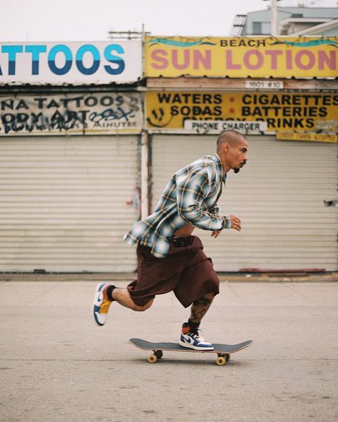 Skateboarder Style, Skateboarding Poses, Dynamic Poses Skateboard, Skate Editorial, Skate Culture, Skateboard Editorial, 1970s Skateboarding, Skate Aesthetic, Skateboard Photos