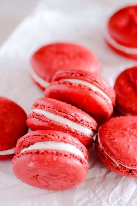 These Red Velvet Macarons are absolutely fool-proof. I tested them over and over using all the classic blunders, and they still turned out just fine! Red Velvet Macarons Recipe, Red Velvet Macaroons, Pecan Pie Bread Pudding, Red Velvet Macarons, Macaron Recipes, French Macarons Recipe, White Chocolate Frosting, Red Velvet Recipes, Macaroon Recipes