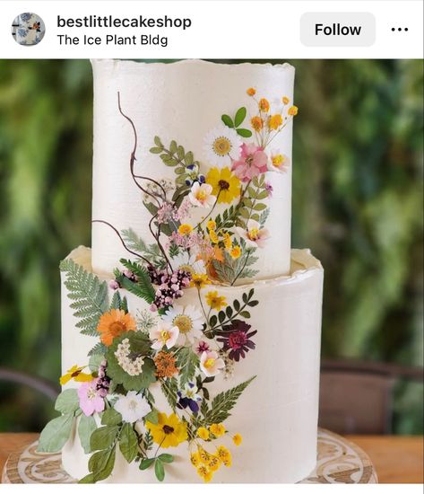 Cake With Wild Flowers, Wildflower Cake Wedding, Wildflower Wedding Cakes, Wildflower Wedding Cake Simple, Wild Flower Wedding Cake, Wild Flower Cake, Flower Wedding Cake, Wildflower Wedding Cake, Wildflower Cake