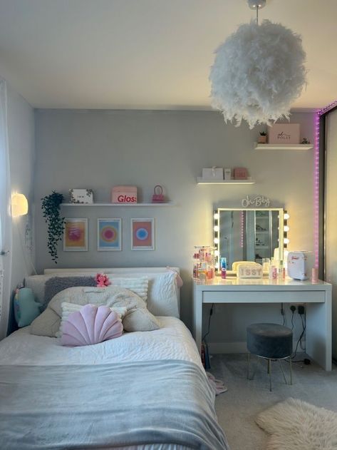 pink preppy room pink preppy room  decor pink preppy room  decor ideas pink preppy room  aesthetic pink preppy room  ideas pink preppy room  ideas bedrooms pink preppy room  decor diy Preppy Bed Decor, Pink Room Minimalist, Bedroom Ideas Themes, Room Inspo Small Bedroom, Pink Cute Bedroom, Preppy Girls Bedroom, Small Pink Bedroom, Pinterest Room Ideas, Preppy Girl Room