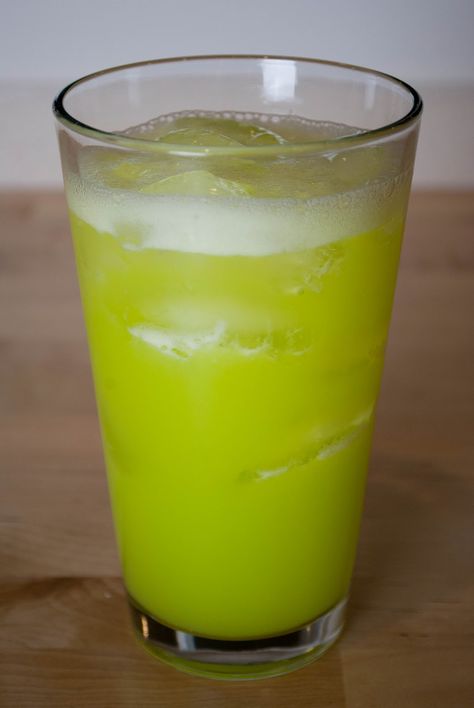 Melon Ball        1 shot vodka      1 shot melon liqueur      2 1/2 shots orange juice Melon Ball Drink, Melon Ball Cocktail, Green Cocktails, Flavored Ice Cubes, Melon Liqueur, Party Drinks Alcohol, Grand Marnier, Easy Cocktails, Wedding Drink